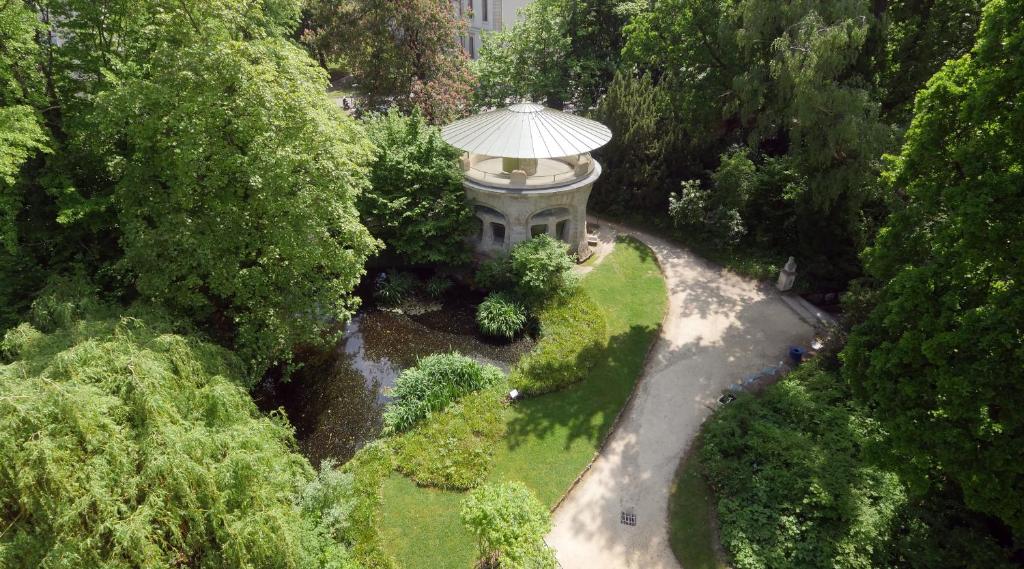 una vista aérea de un jardín con una torre pequeña en Nancy Ville en Nancy