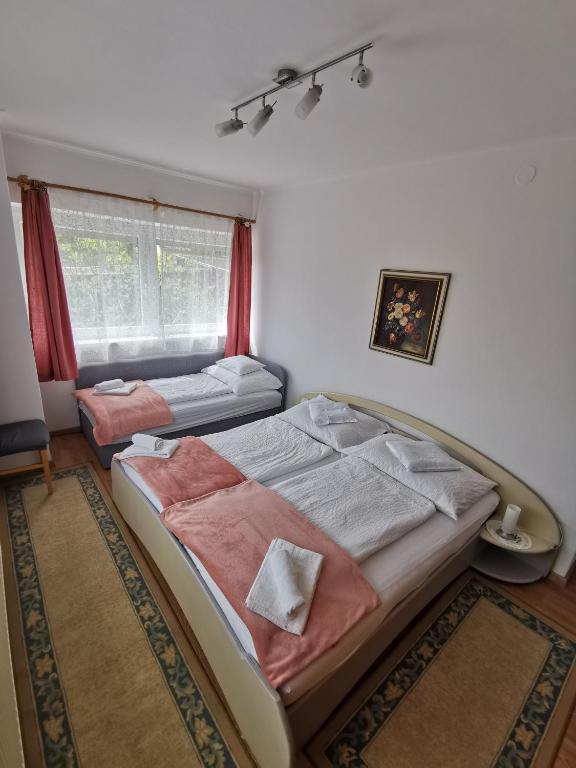 Postel nebo postele na pokoji v ubytování Landhaus Forrás 2
