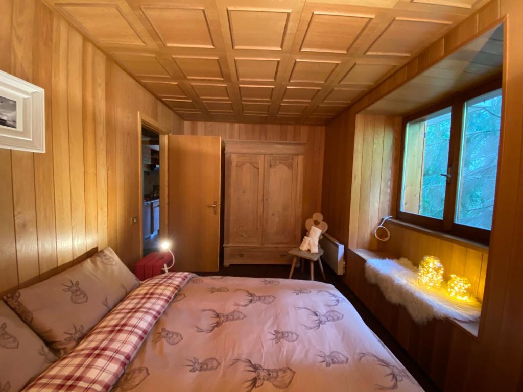 a small bedroom with a bed in a room at Appartamento sulle piste - Casa Folgarida in Folgarida