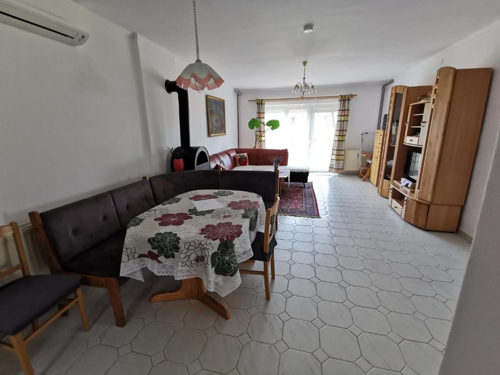 Postel nebo postele na pokoji v ubytování Landhaus Forrás 2