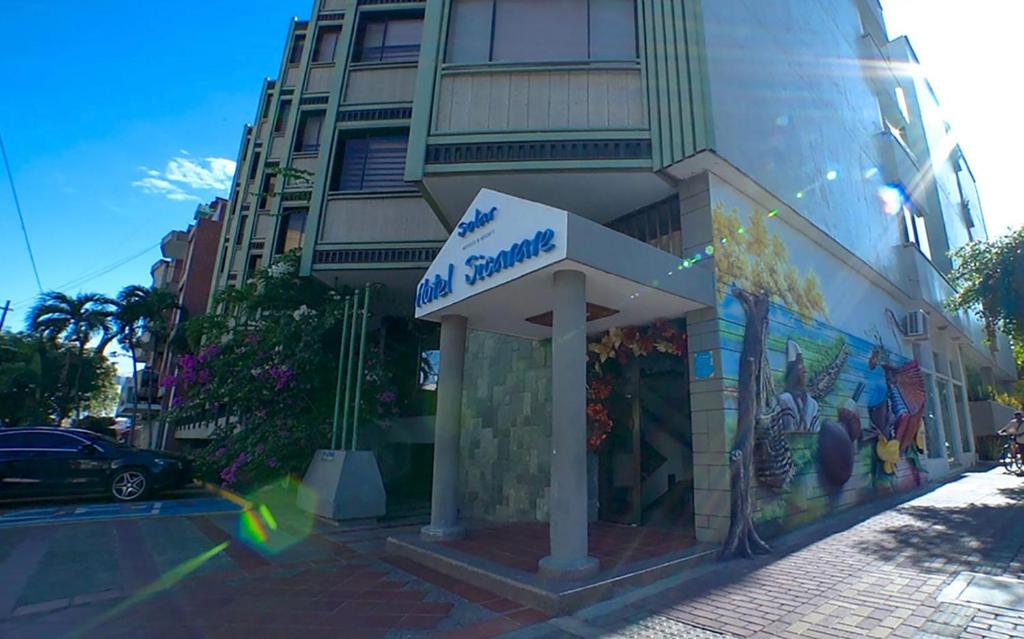 un edificio con un cartel en el costado en Hotel Sicarare, en Valledupar