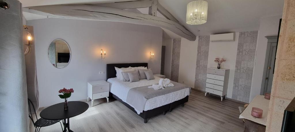 Łóżko lub łóżka w pokoju w obiekcie DOMAINE DES PIERRES PRECIEUSES - Demeure de Charme - Grand Standing - 15 pers - Spa - Massages - Détente et Bien-être - 30' Bordeaux