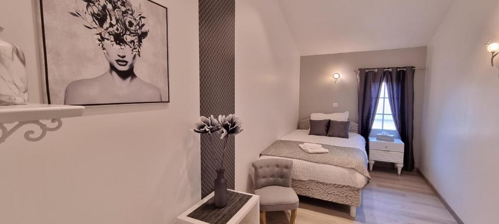 Łóżko lub łóżka w pokoju w obiekcie DOMAINE DES PIERRES PRECIEUSES - Demeure de Charme - Grand Standing - 15 pers - Spa - Massages - Détente et Bien-être - 30' Bordeaux