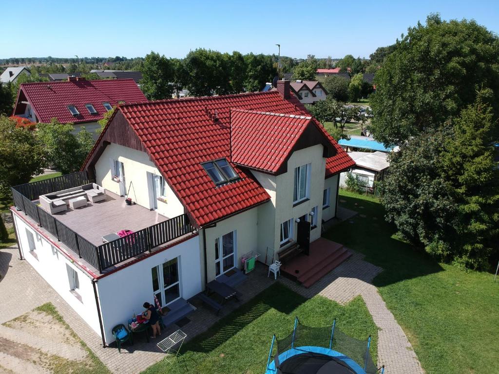 an overhead view of a house with a red roof at Pokoje gościnne Promenada in Sarbinowo