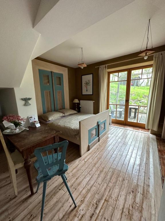 ein Schlafzimmer mit einem Bett, einem Tisch und einem Stuhl in der Unterkunft Degustarium Bavory in Bavory
