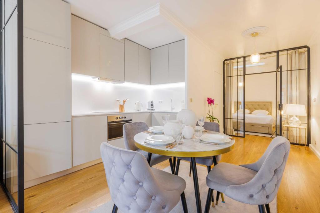 eine Küche und ein Esszimmer mit einem Tisch und Stühlen in der Unterkunft Beautiful apartment 4P1BR Parc Montsouris in Paris