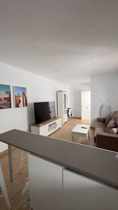 Televízia a/alebo spoločenská miestnosť v ubytovaní Rockside Residentes Suites La Línea