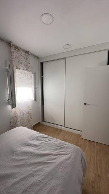 Posteľ alebo postele v izbe v ubytovaní Rockside Residentes Suites La Línea