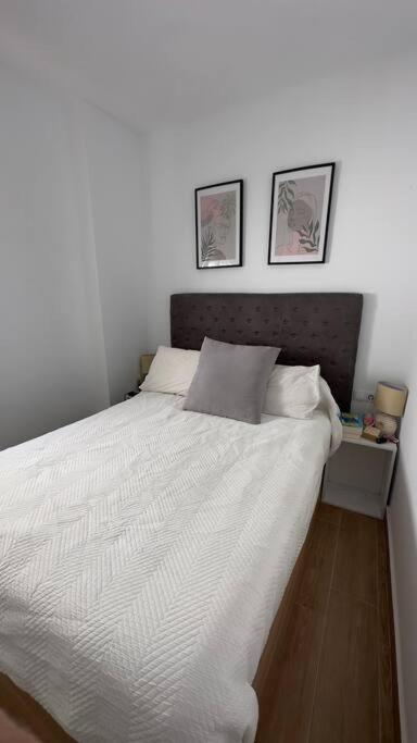 Posteľ alebo postele v izbe v ubytovaní Rockside Residentes Suites La Línea