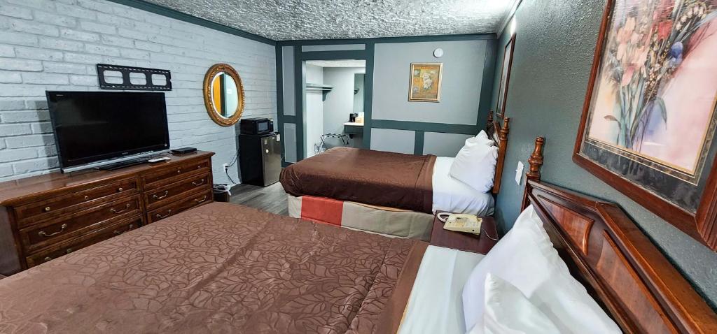 Postel nebo postele na pokoji v ubytování Stratford Inn Tyler