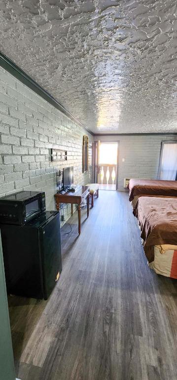 Postel nebo postele na pokoji v ubytování Stratford Inn Tyler