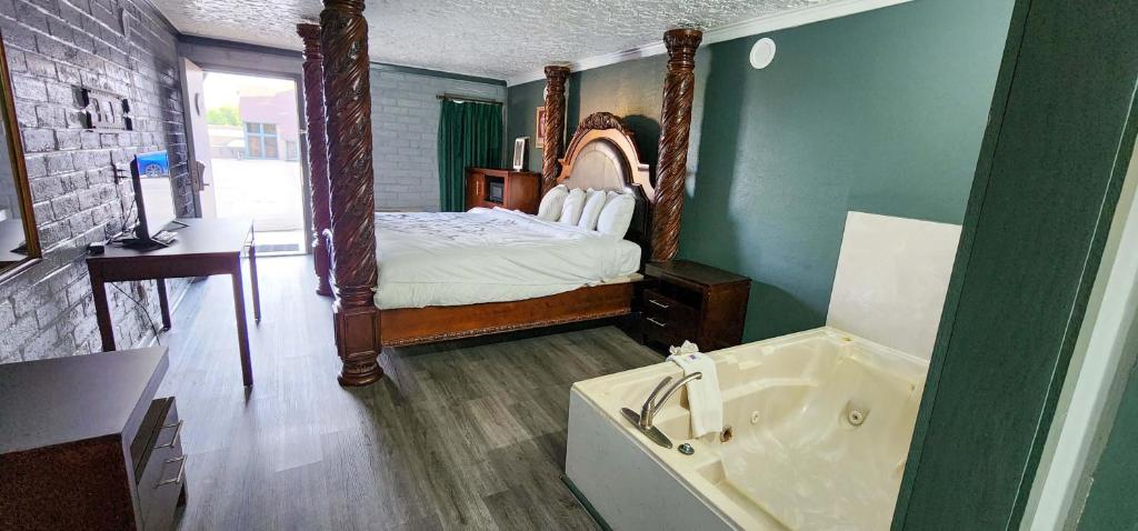 Postel nebo postele na pokoji v ubytování Stratford Inn Tyler