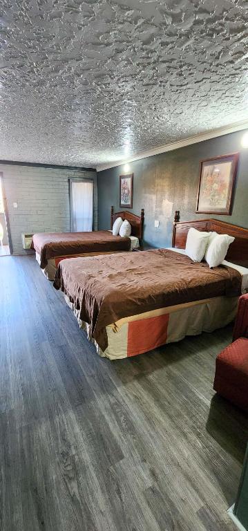 Postel nebo postele na pokoji v ubytování Stratford Inn Tyler