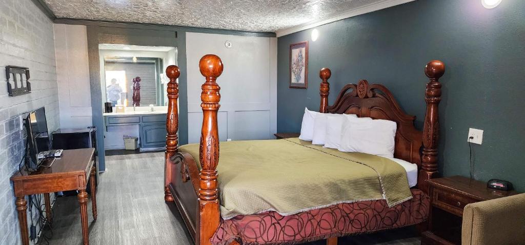 Postel nebo postele na pokoji v ubytování Stratford Inn Tyler