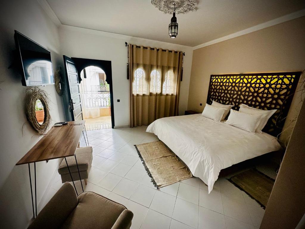 Postel nebo postele na pokoji v ubytování Riad Soir De Marrakech