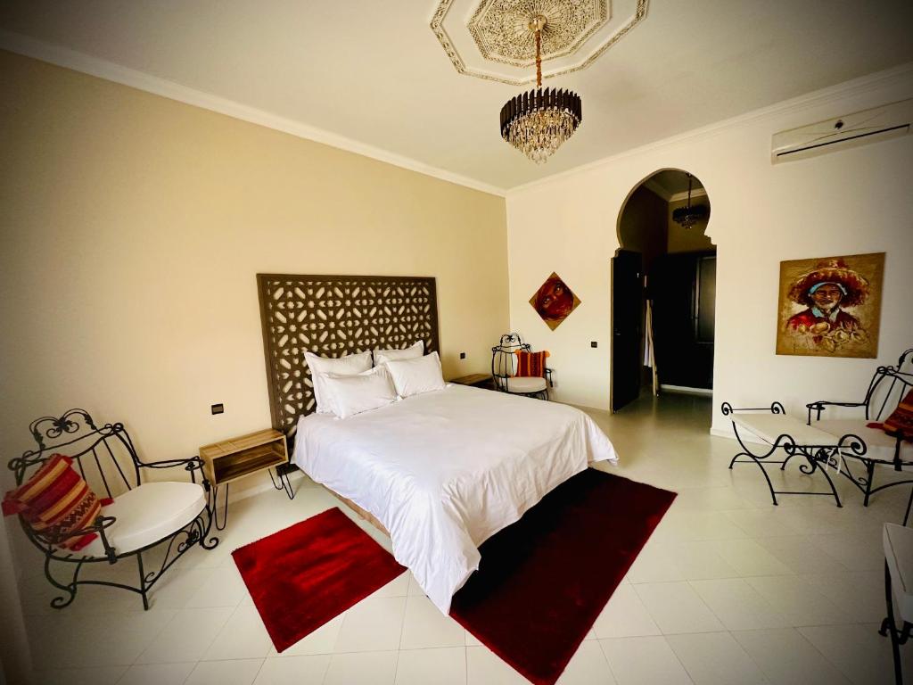 Postel nebo postele na pokoji v ubytování Riad Soir De Marrakech