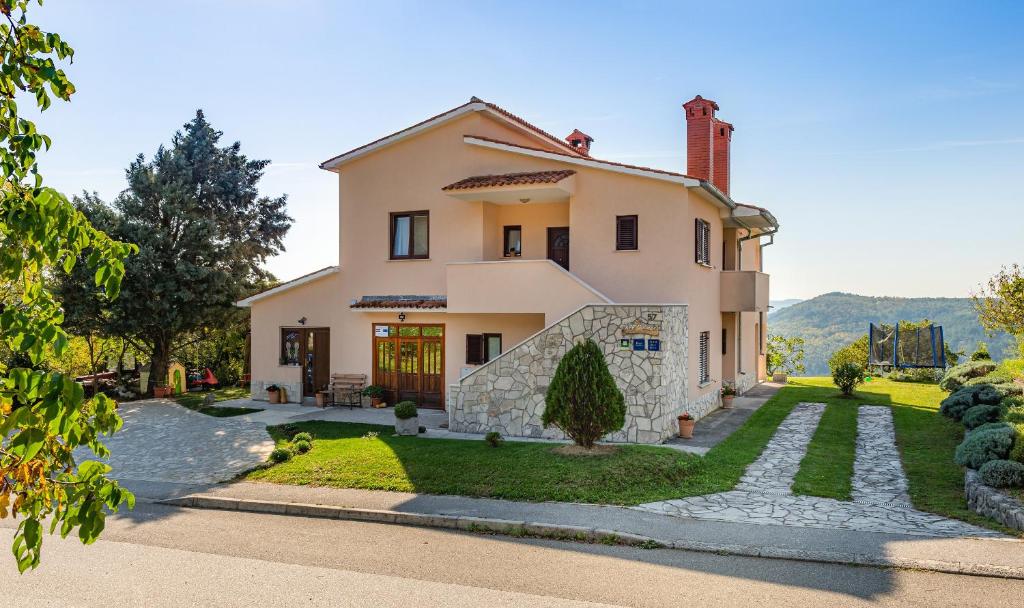 uma casa com uma entrada de pedra e quintal em Apartment Dolores em Roč