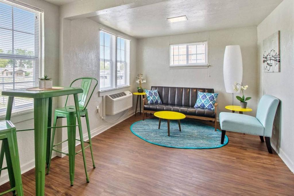 - un salon avec un canapé, une table et des chaises dans l'établissement Affordable for long stay great for travel workers, à Oklahoma City