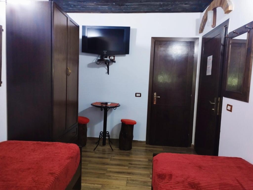 TV a/nebo společenská místnost v ubytování Guva Mangalem Hotel Restaurant