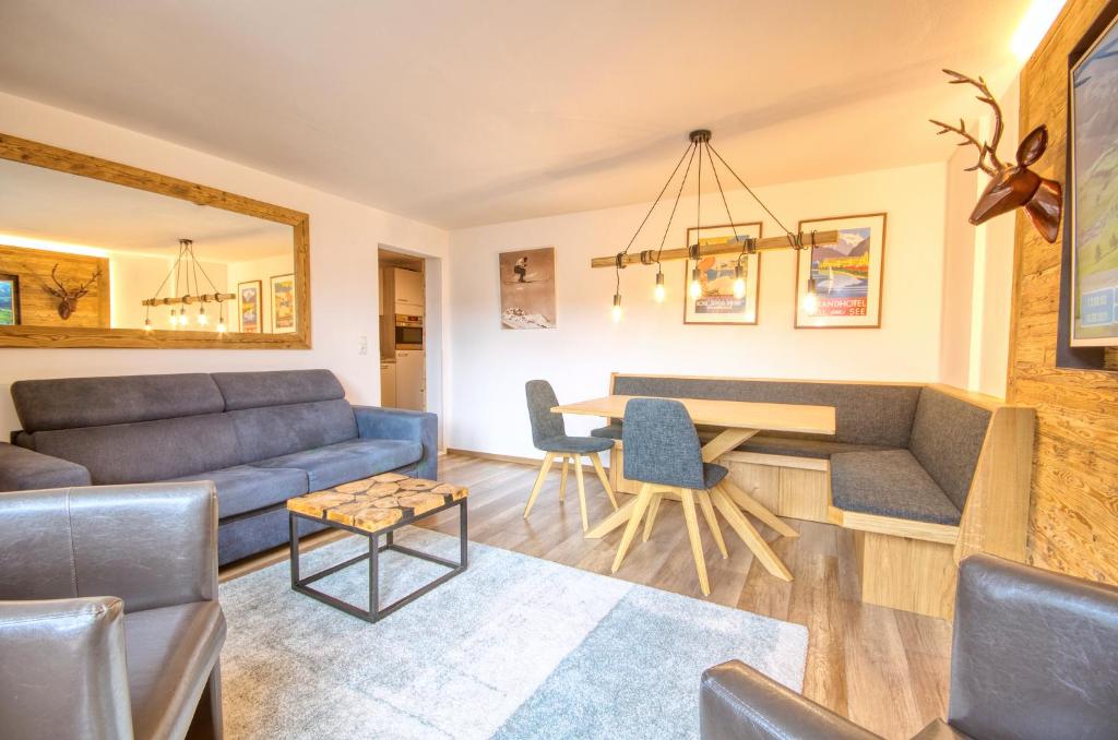 uma sala de estar com um sofá e uma mesa em Apartment Melanie - by Alpen Apartments em Zell am See