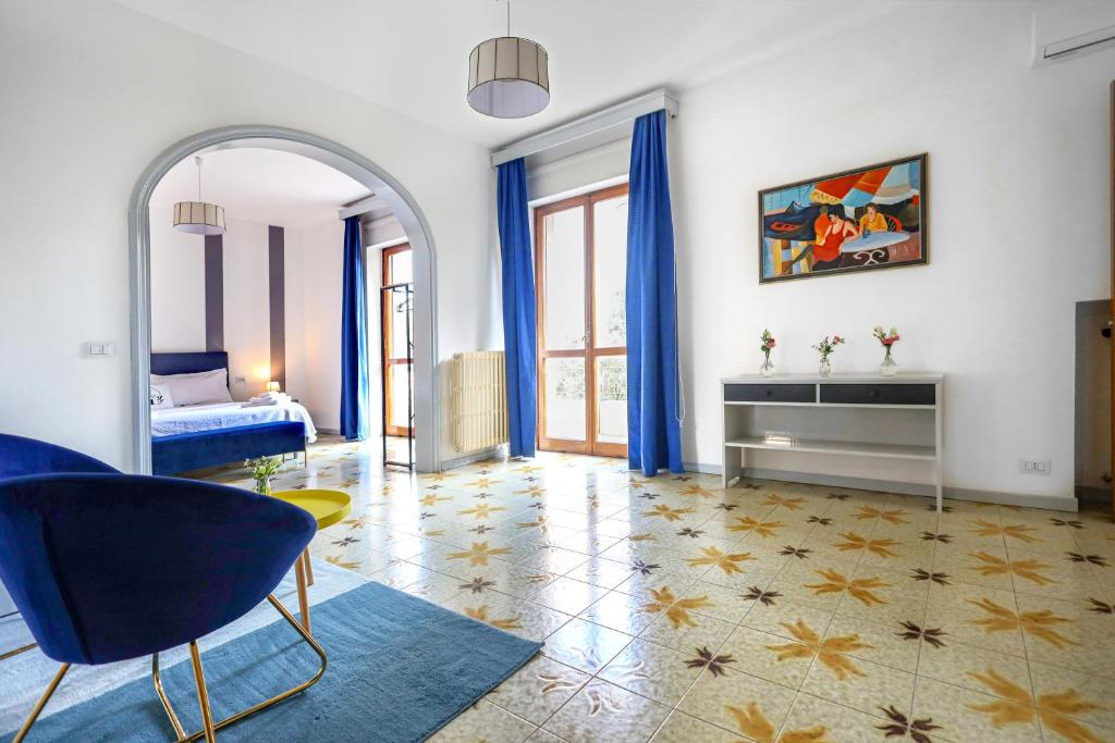 un soggiorno con tavolo e sedia blu di 2 Santi - Suite and Rooms a Lecce