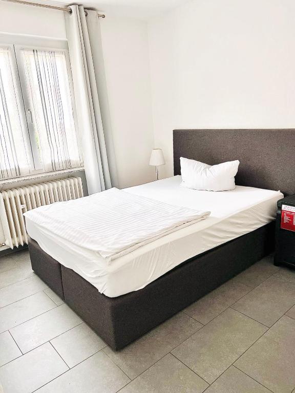 Postel nebo postele na pokoji v ubytování Burghotel Lörrach