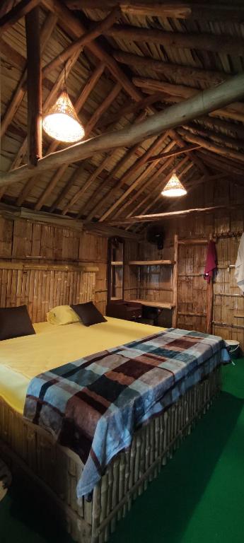 Postel nebo postele na pokoji v ubytování Fab - Bamboo Hut with Open Shower