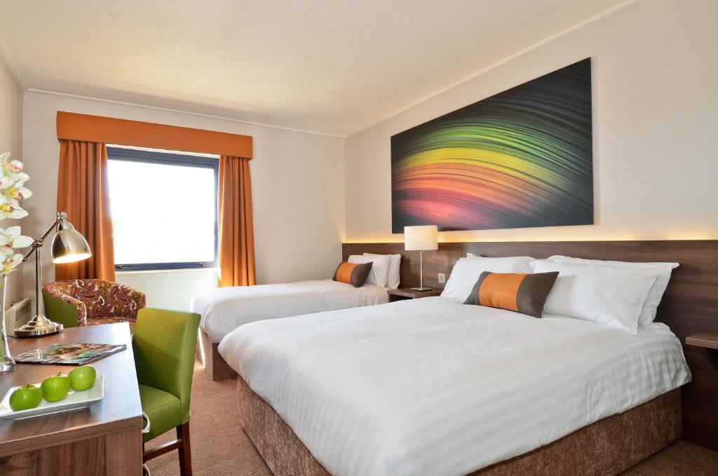 Postel nebo postele na pokoji v ubytování Nox Hotel Galway