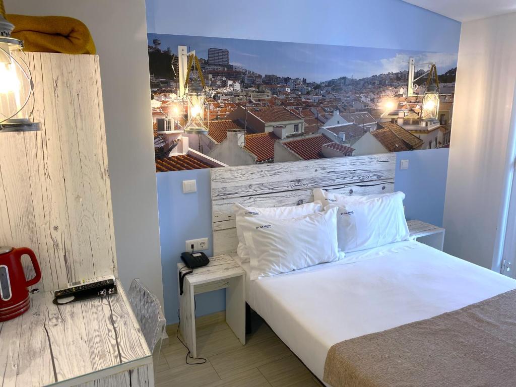 um quarto com uma cama com uma fotografia na parede em By the Beach em Nazaré