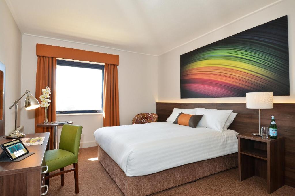 Postel nebo postele na pokoji v ubytování Nox Hotel Galway