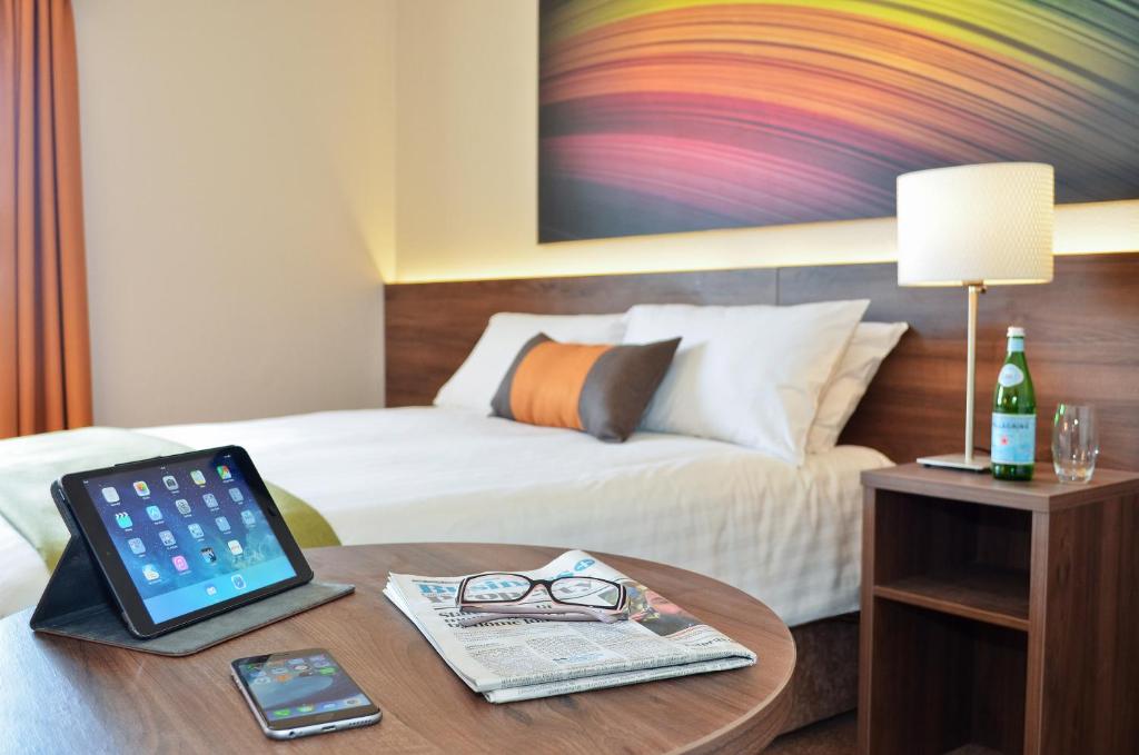 Postel nebo postele na pokoji v ubytování Nox Hotel Galway
