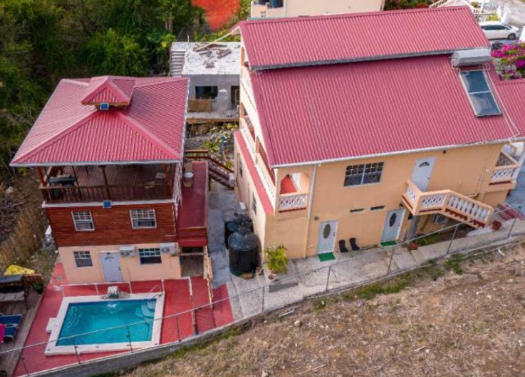 una vista aérea de una casa con techo rojo en Caribbean Dream Vacation Property CD3, en Rodney Bay Village