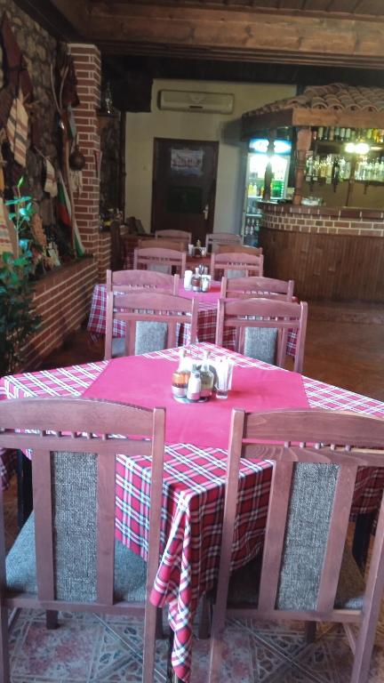 Restaurace v ubytování Семеен хотел НАЦИОНАЛ