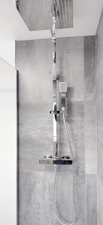 Modern 2 BR Apartment near Town 3