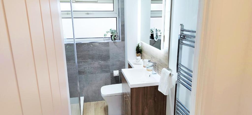 Modern 2 BR Apartment near Town 7