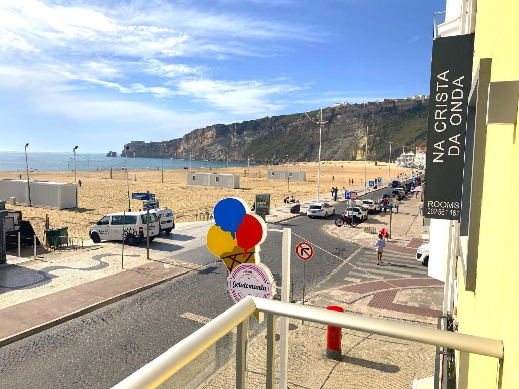 uma vista para a praia a partir de uma varanda de um edifício em Na Crista da Onda na Nazaré