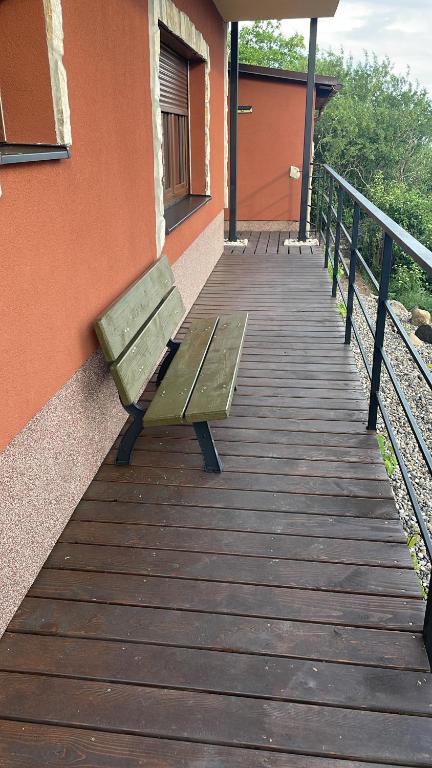 Balkón nebo terasa v ubytování Apartmány u Dlouhána