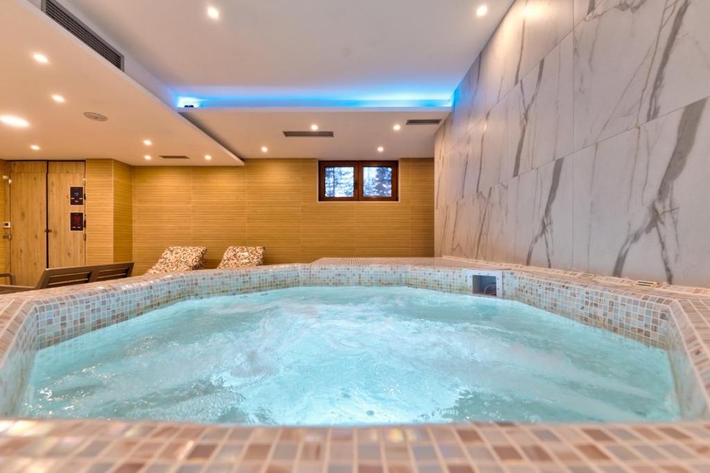 una grande vasca idromassaggio in una camera d'albergo di Appartement Vila Luxury and Spa a Zlatibor