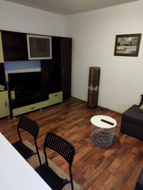 salon z 2 krzesłami, kanapą i telewizorem w obiekcie dnevni najam Gajnice w Zagrzebiu