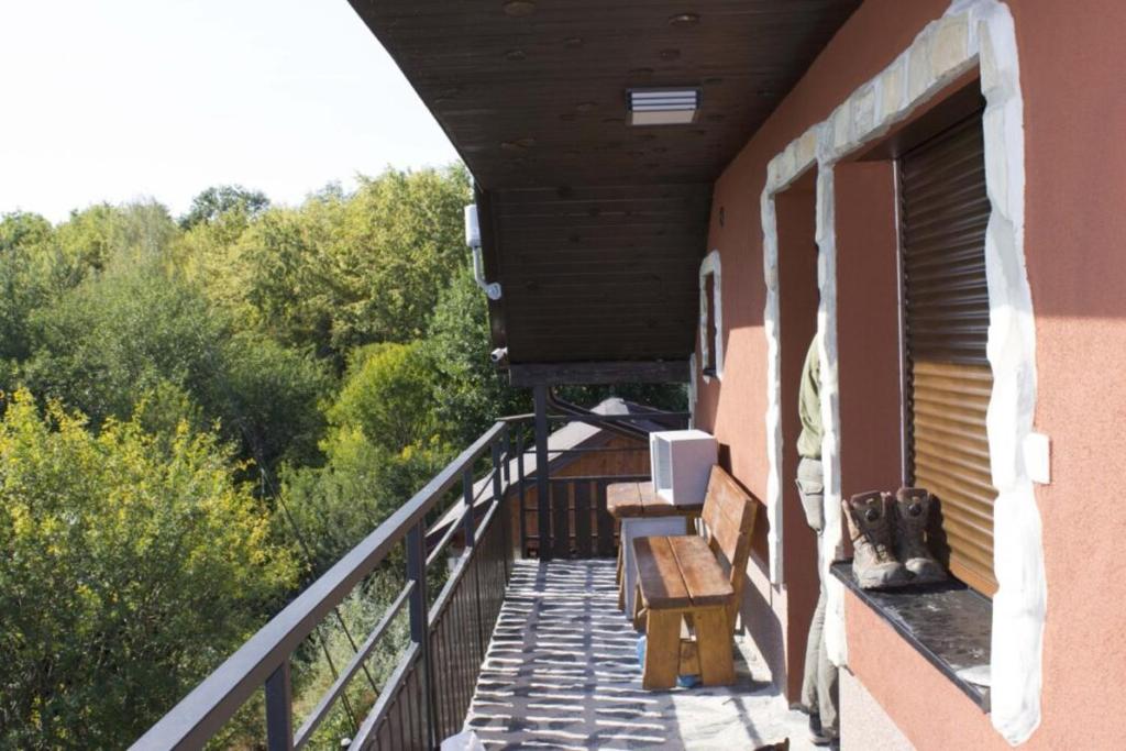 Balkón nebo terasa v ubytování Apartmány u Dlouhána