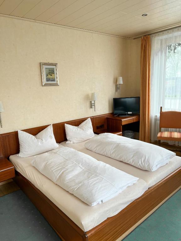 Postel nebo postele na pokoji v ubytování Hotel Garni Illertal