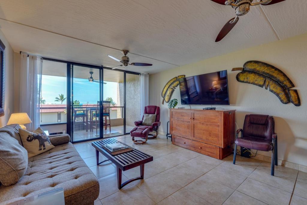 TV a/nebo společenská místnost v ubytování Kona Pacific Top Floor Retreat Ocean View and Pool!
