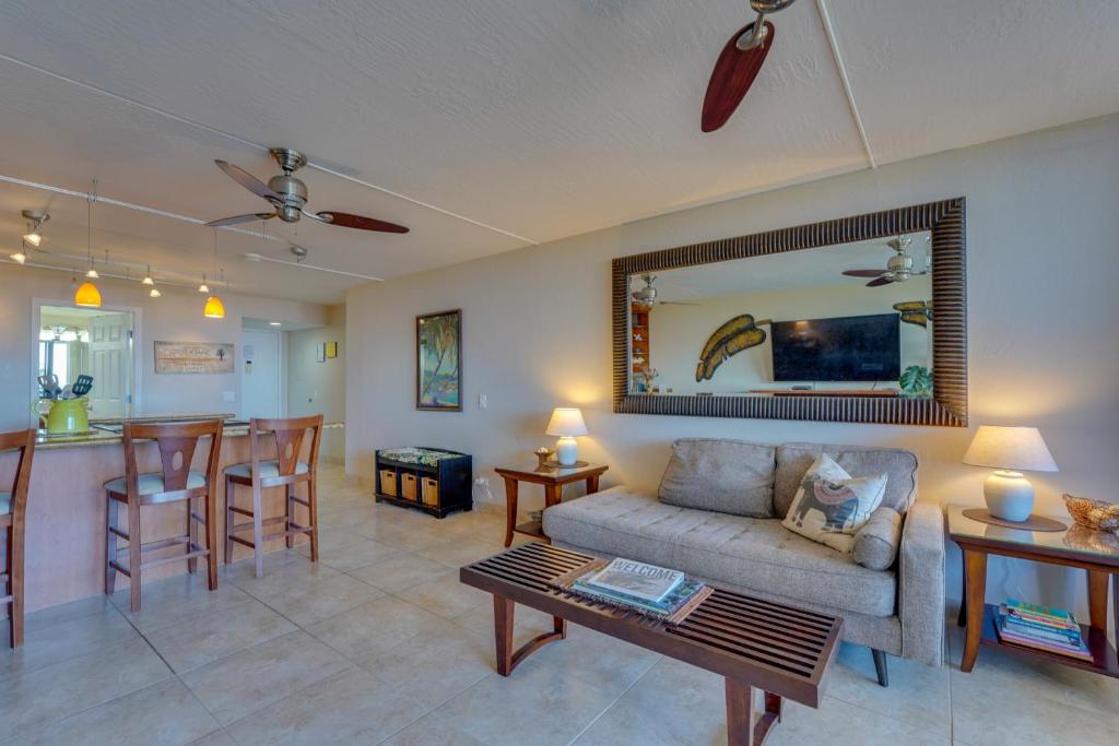 Posezení v ubytování Kona Pacific Top Floor Retreat Ocean View and Pool!