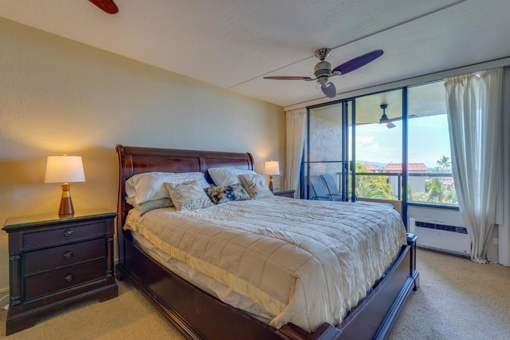 Postel nebo postele na pokoji v ubytování Kona Pacific Top Floor Retreat Ocean View and Pool!
