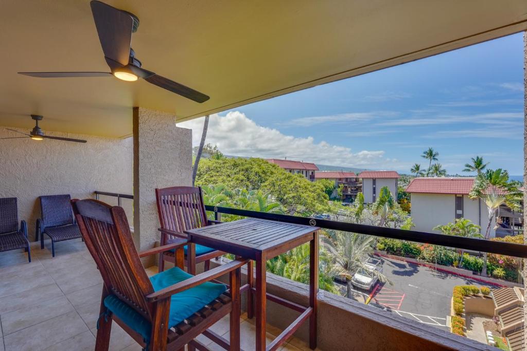 Balkón nebo terasa v ubytování Kona Pacific Top Floor Retreat Ocean View and Pool!