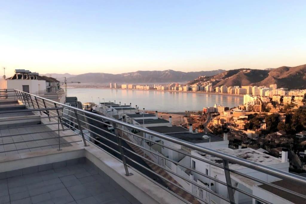 - une vue sur l'eau depuis le balcon d'un bâtiment dans l'établissement Сhalé nuevo/Vistas fantásticas, à Faro de Cullera