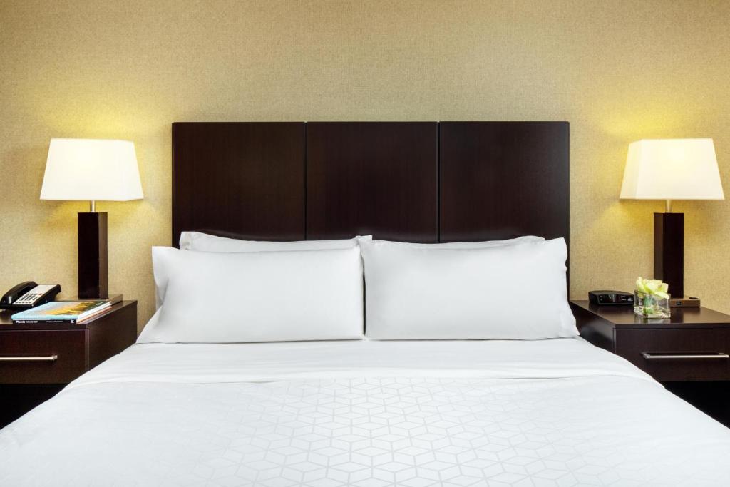 Postel nebo postele na pokoji v ubytování Holiday Inn Phoenix/Chandler by IHG