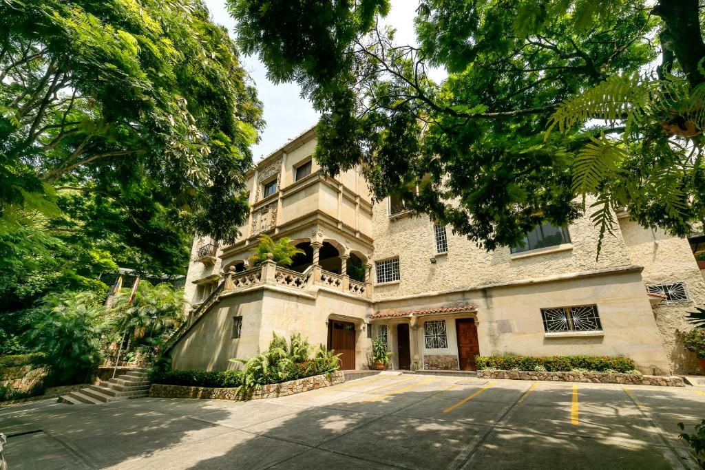 ein großes Steinhaus auf einer Straße in der Unterkunft Hotel Stein Colonial in Cali