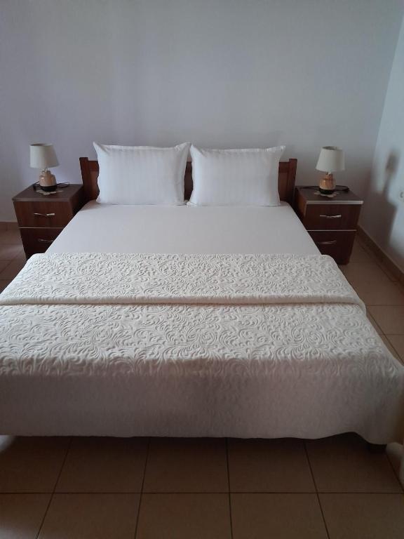 Postel nebo postele na pokoji v ubytování Bujtina Ahmetaj