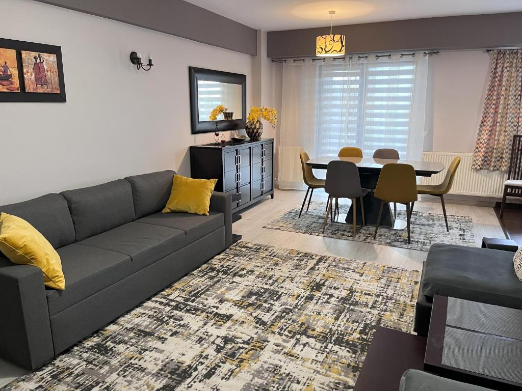 O zonă de relaxare la Apartament central, 98 m2, 2 dormitoare, 1 living